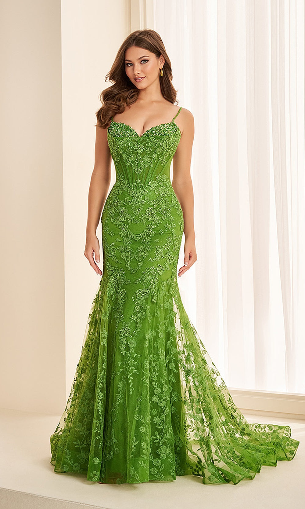 Ellie Wilde EW38094 Kelly Green prom dress front view with beaded lace tulle, corset boning, sweetheart mermaid silhouette, prom night look.